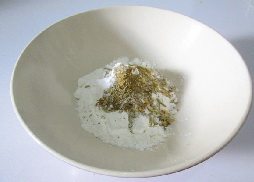 酥香多春鱼,取一碗,加入2勺<a style='color:red;display:inline-block;' href='/shicai/ 519'>面粉</a>,2勺淀粉,再加入半勺孜然粉。