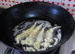 酥香多春鱼,锅中注入油,烧至6成热下入多春鱼。