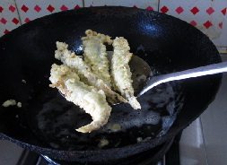 酥香多春鱼,炸制表皮定型,捞出后待油再次升温。