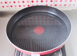 红烧章鱼,锅中注入水加入一勺<a style='color:red;display:inline-block;' href='/shicai/ 718'>料酒</a>烧开。