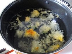 苹果银耳红糖水,<a style='color:red;display:inline-block;' href='/shicai/ 232'>银耳</a>掰成小朵,提前泡发。