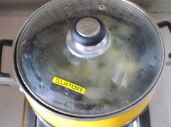 苹果银耳红糖水,泡发的银耳,清洗干净,加入适量的清水,大火烧开转小火煮至30分钟。