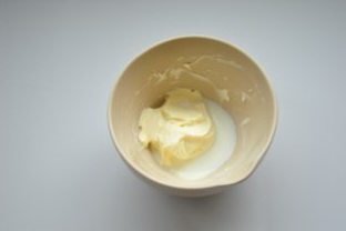 奥利奥乳酪蛋糕,A料中的奶油奶酪微波或隔热水软化后用刮刀拌至顺滑,加入牛奶搅拌均匀