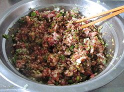 猪肉芹菜大包子,肉馅加入葱姜 <a style='color:red;display:inline-block;' href='/shicai/ 692'>酱油</a> 盐 <a style='color:red;display:inline-block;' href='/shicai/ 756'>鸡精</a> <a style='color:red;display:inline-block;' href='/shicai/ 847'>香油</a> <a style='color:red;display:inline-block;' href='/shicai/ 744'>五香粉</a> 食用油搅拌均匀。继续搅打至上劲。