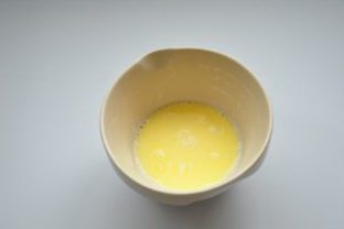 奥利奥乳酪蛋糕,B料中的黄油和牛奶混合微波或隔水加热至黄油融化,搅拌均匀备用