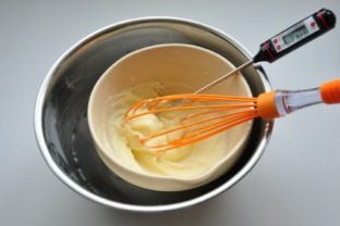 奥利奥乳酪蛋糕,将C料混合过筛后,倒入2中搅拌均匀,隔水加热并不停搅拌至65℃离火