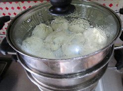 猪肉芹菜大包子,蒸锅注入水,烧开后,放入包子。转中火 蒸至15分钟。