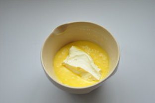 奥利奥乳酪蛋糕,将A料的乳酪牛奶加入蛋黄糊中搅拌至顺滑