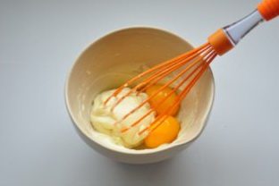 奥利奥乳酪蛋糕,将D料的蛋黄加入面糊中搅拌均匀