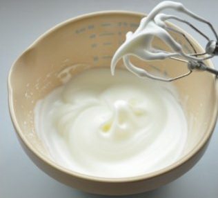 奥利奥乳酪蛋糕,将D料中的蛋白加少许柠檬汁并分三次加入细砂糖打发至湿性发泡