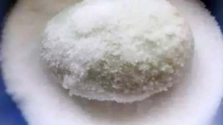 流油咸鸭蛋,泡好后再放到盐碗里滚一圈,好让盐都将鸭蛋裹住。