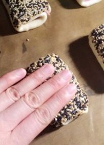 火腿面包,排在烤盘上,略按压表面,盖保鲜膜做最好发酵2倍大,约1小时,入炉烘烤