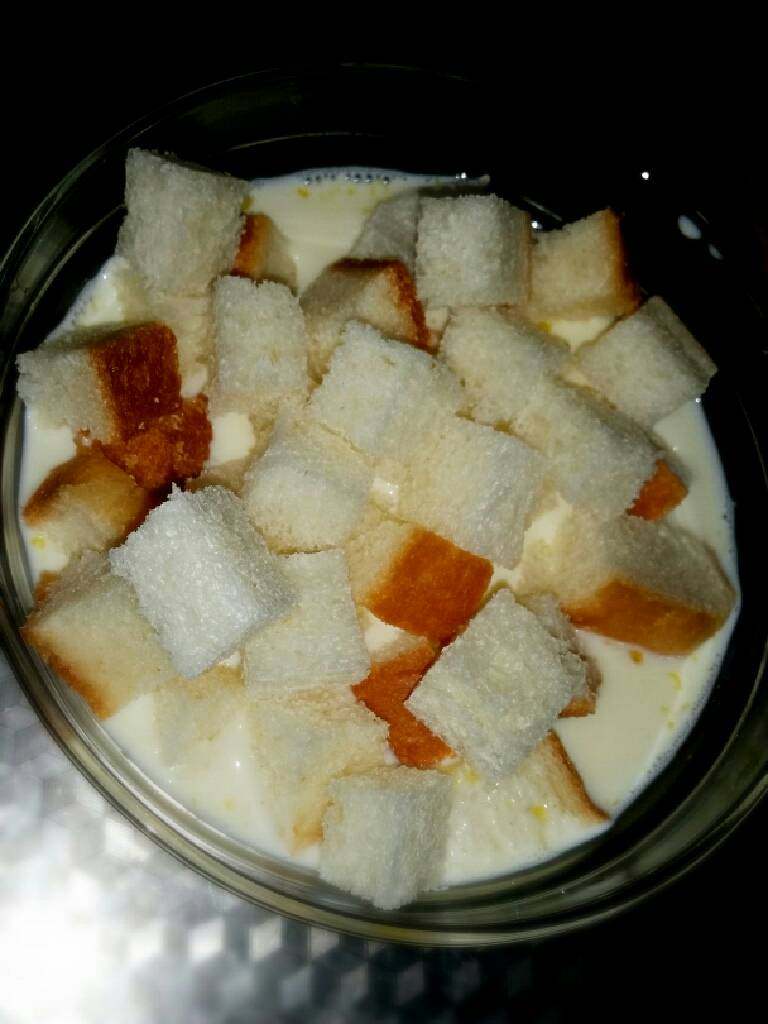 吐司布丁,吐司片切丁，加干果，任你喜欢的干果都可以。