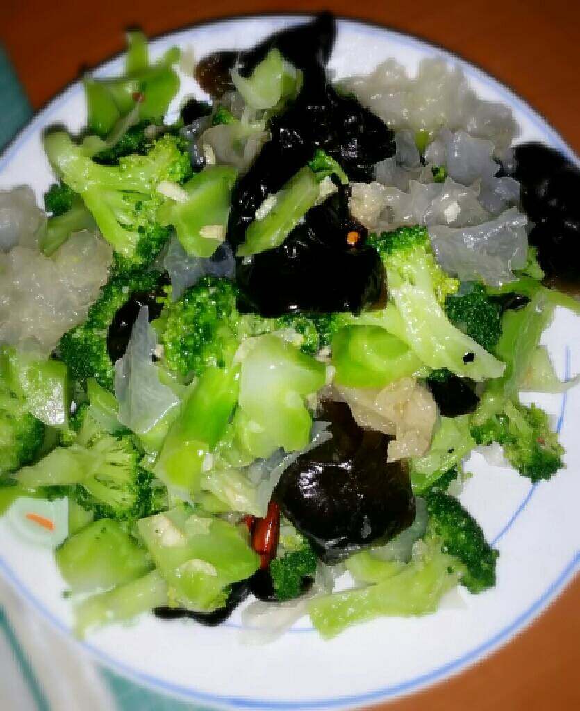 西兰花炝双耳