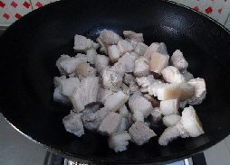 可乐栗子红烧肉,另起锅,注入油,放入焯水沥干水分的猪肉。