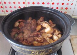 可乐栗子红烧肉,倒入肉和煮肉汤,继续小火焖制30分钟。