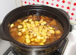 可乐栗子红烧肉,加入盐和栗子,继续小火烧至30分钟。
