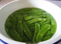 虾仁荷兰豆,荷兰豆摘洗干净。