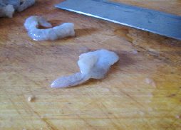 虾仁荷兰豆,虾仁用刀在虾背上划一刀取出虾线。