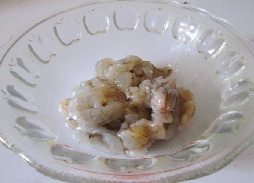 虾仁荷兰豆,虾仁放入碗中，加入<a style='color:red;display:inline-block;' href='/shicai/ 718'>料酒</a> <a style='color:red;display:inline-block;' href='/shicai/ 720'>胡椒粉</a> 腌制5分钟去腥。