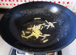 虾仁荷兰豆,锅中留底油，爆香姜丝。