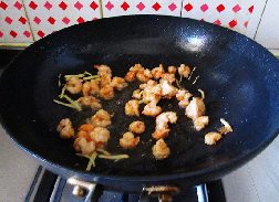 虾仁荷兰豆,下入过油的虾仁，翻炒。