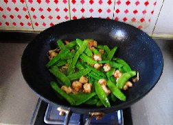 虾仁荷兰豆,倒入荷兰豆翻炒均匀后加入盐调味即可。