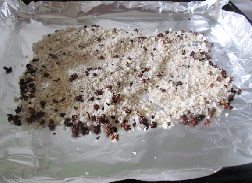 盐焗虾,烤盘铺锡纸,倒入一半的花椒盐。