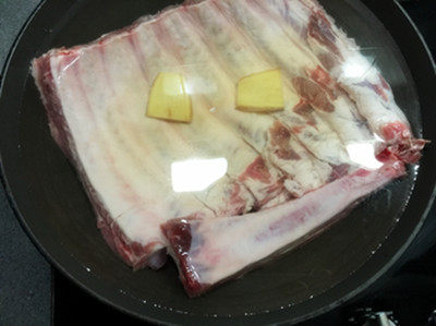 孜然炙烤香排,<a style='color:red;display:inline-block;' href='/shicai/ 959'>肋排</a>洗净冷水下锅,加姜片、料酒煮沸。