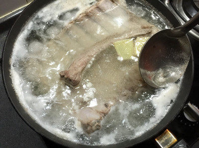 孜然炙烤香排,水开后撇去浮沫,加少许盐入底味,中火炖40分钟左右,肉至半熟。