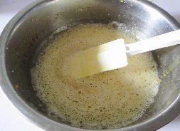 酸奶蛋糕小盆栽 ,2个全蛋 2个蛋黄放入盆中,加入15克的糖搅打均匀。
