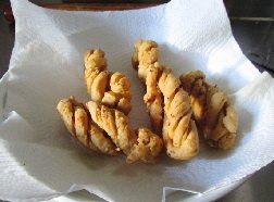 酥香小麻花 ,放入吸油纸中,吸取多余的油脂即可。