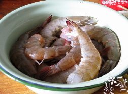 葱爆大虾,大虾清洗干净,去掉虾头 虾线 剪掉 虾呛和虾足。