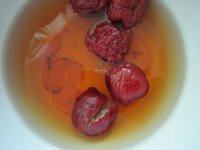 红参大枣茶 ,盖上盖子焖5-10分钟,看到颜色红红的就可以饮用了,也可以冲入蜂蜜饮用。