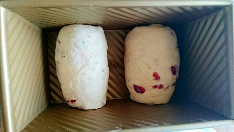 糯香蔓越莓土司,再擀开,卷起,放进土司盒