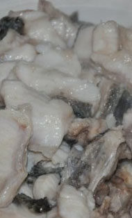 麻辣鱼片 ,豆芽清洗干净飞水（水中放盐）盛入容器中，再将提前腌制好的鱼也飞水捞出，放在豆芽上