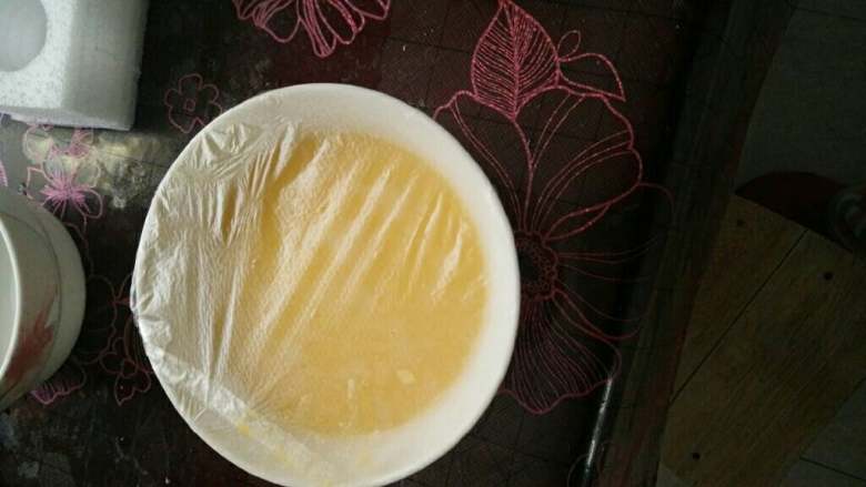 蔬乐惠有机蛋羹,鸡蛋打碎搅匀。倒入少许盐继续搅,加入晾凉的温干贝水,鸡蛋和水的比例1:2.继续搅匀。撇出鸡蛋里面的沫,裹保鲜膜,扎几个孔,放蒸锅蒸10分钟