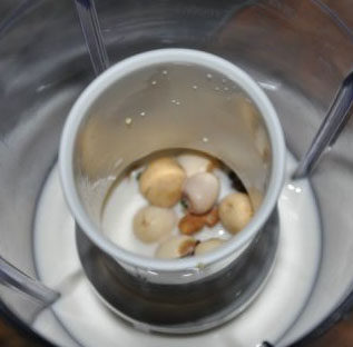 营养莲子糊,将莲子、小米、<a style='color:red;display:inline-block;' href='/shicai/ 5056'>核桃仁</a>、<a style='color:red;display:inline-block;' href='/shicai/ 219'>牛奶</a>都放入料理机中