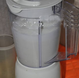 营养莲子糊,打开电源将其磨碎