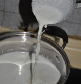 营养莲子糊,将打好的汁倒入锅中，小火煮开即可