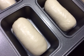 迷你潜艇堡,将整形好的面包坯放进迷你潜艇堡模内盖保鲜膜做最好发酵2倍大(约45分钟左右)