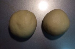 雪花黄桃,取出面团排气后分割,松驰15分钟