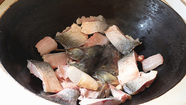 灶头家常红烧鱼,起油锅，锅里放入菜籽油，油热后把鱼头先入锅煎，接着把鱼块入锅煎。