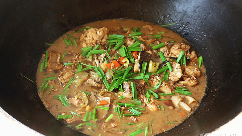 灶头家常红烧鱼,鱼块煎的两面发黄后，加<a style='color:red;display:inline-block;' href='/shicai/ 2800'>生姜</a>、<a style='color:red;display:inline-block;' href='/shicai/ 2794'>大蒜</a>、生抽、老抽、料酒、白糖、盐、水、<a style='color:red;display:inline-block;' href='/shicai/ 61'>青椒</a>、红椒，盖上锅盖煮10-15分钟左右就可以出锅了。