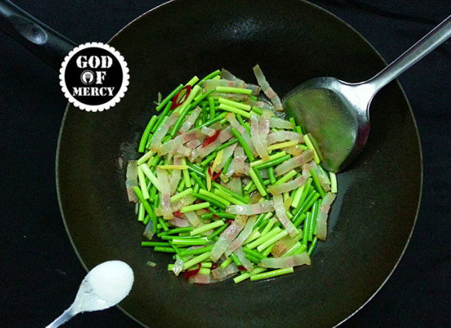 年味蒜薹炒腊肉,接着放入精盐,继续翻炒均匀即可