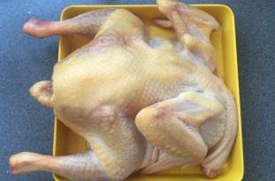 妖娆的烤鸡 ,三黄鸡宰杀后去鸡头鸡爪从鸡胸剖开,洗净沥干水份