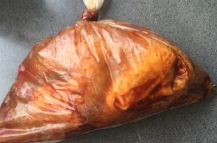 妖娆的烤鸡 ,将鸡和腌料装入保鲜袋中按摩均匀,冷藏过夜,最好24小时,期间可取出多次按摩