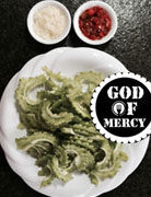 冬季灭火器剁椒苦瓜,切好的苦瓜放进干净的盘子里。<a style='color:red;display:inline-block;' href='/shicai/ 2794'>大蒜</a>剁成末，准备好<a style='color:red;display:inline-block;' href='/shicai/ 803'>剁椒</a>