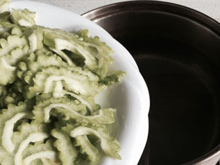 冬季灭火器剁椒苦瓜,锅中放入大量水煮沸后；放进苦瓜