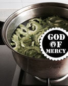 冬季灭火器剁椒苦瓜,将切好的苦瓜片在水中焯熟。